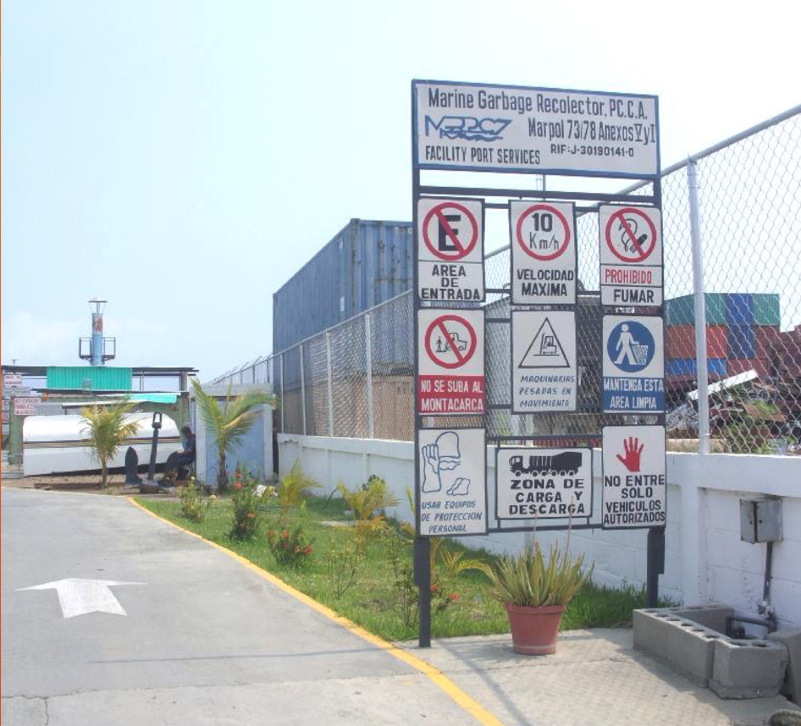 Vista de la planta desgrasadora concesionada por BOLIPUERTOS en Puerto Cabello, Venezuela — foto 3 de 5